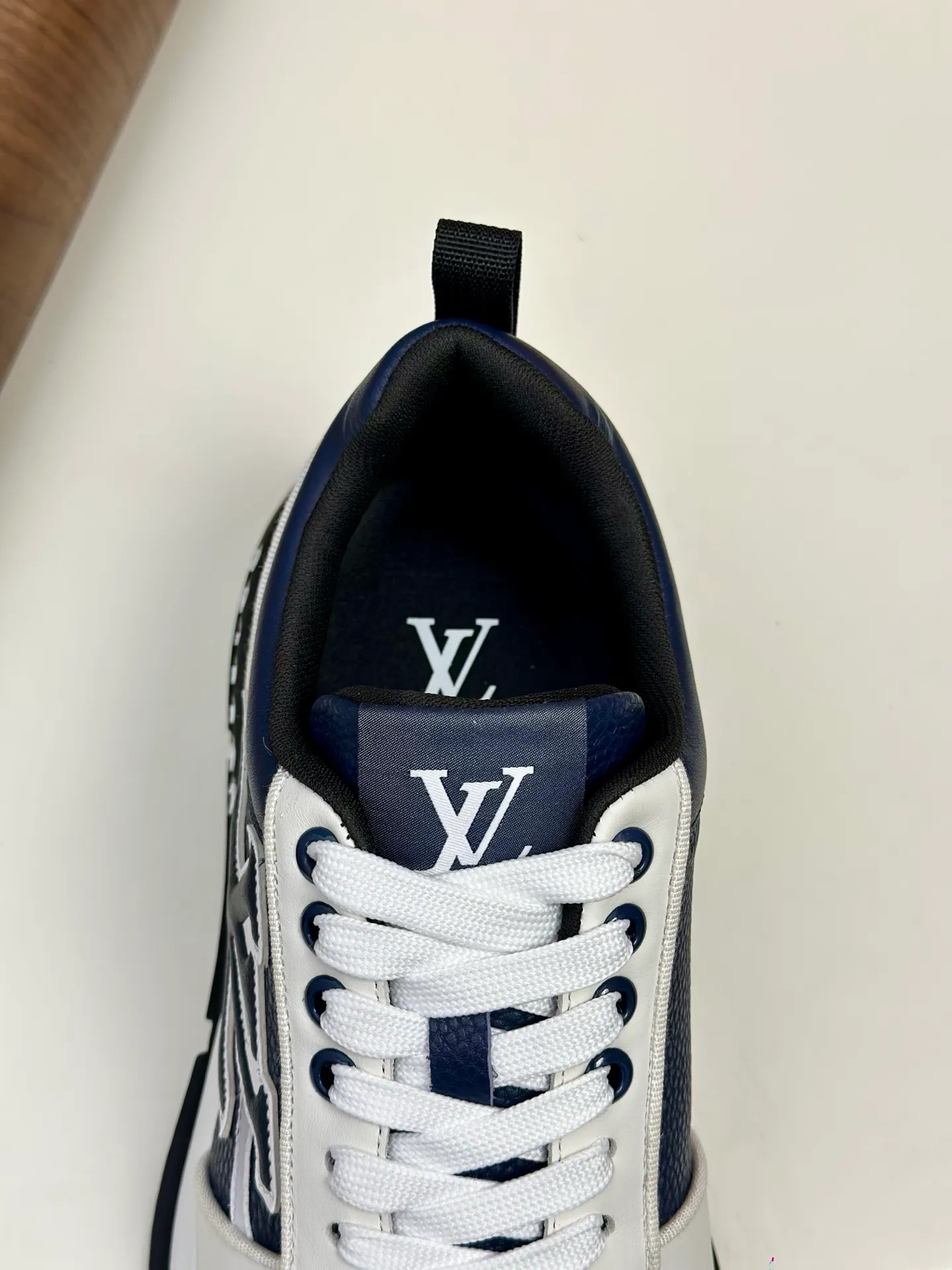 [L Family] Top P: 840💰 Size: 39-44 (38.45 can be customized) Lujia new color matching men's 🧍‍♂️trainer sneakers, this LV Trainer sneaker is made of soft grained calfskin, showing pure colors, the brand was born in 1854, the designer's handwritten brand logo is embellished on one side, virgil Designed by abloh himself, it is a very commemorative sneaker, the new LV Louis Vuitton trainer sneaker low casual sports culture versatile basketball shoes